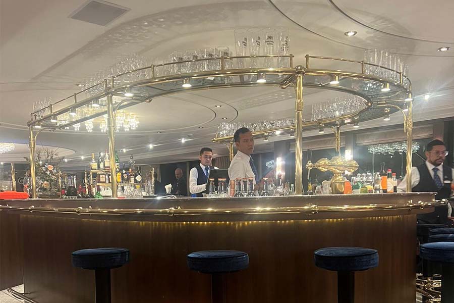 bar-onboard-ms-oscar-wilde