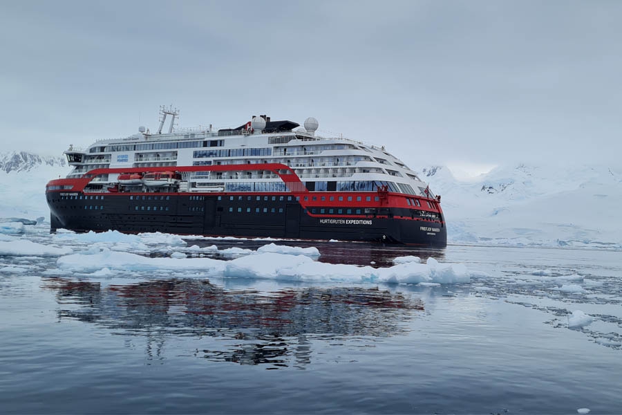 hx-ms-fridjof-nansen-sailing-in-antarctica