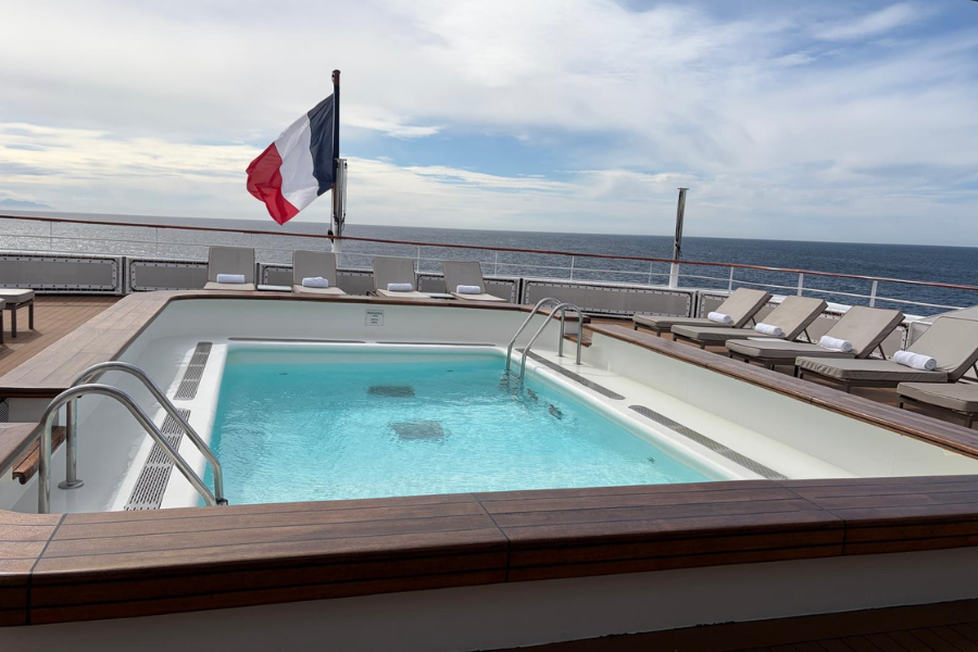 ponant-l'austral-pool-deck