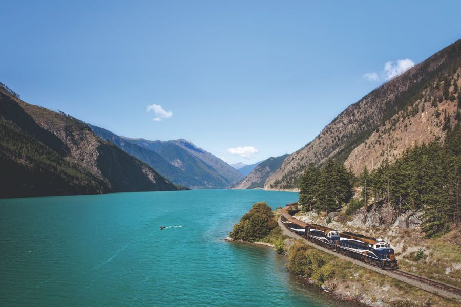 rocky-mountaineer-train