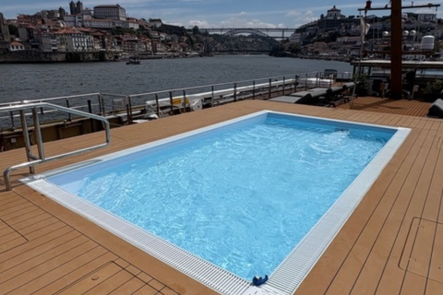 amawaterways-amasintra-pool-deck
