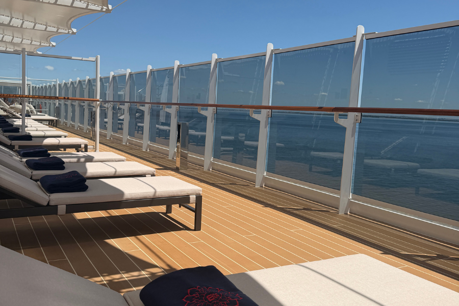 explora-iii-loungers