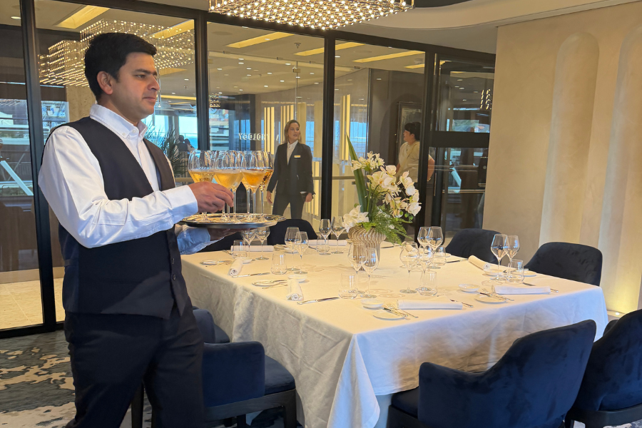 explora-iii-welcome-champagne