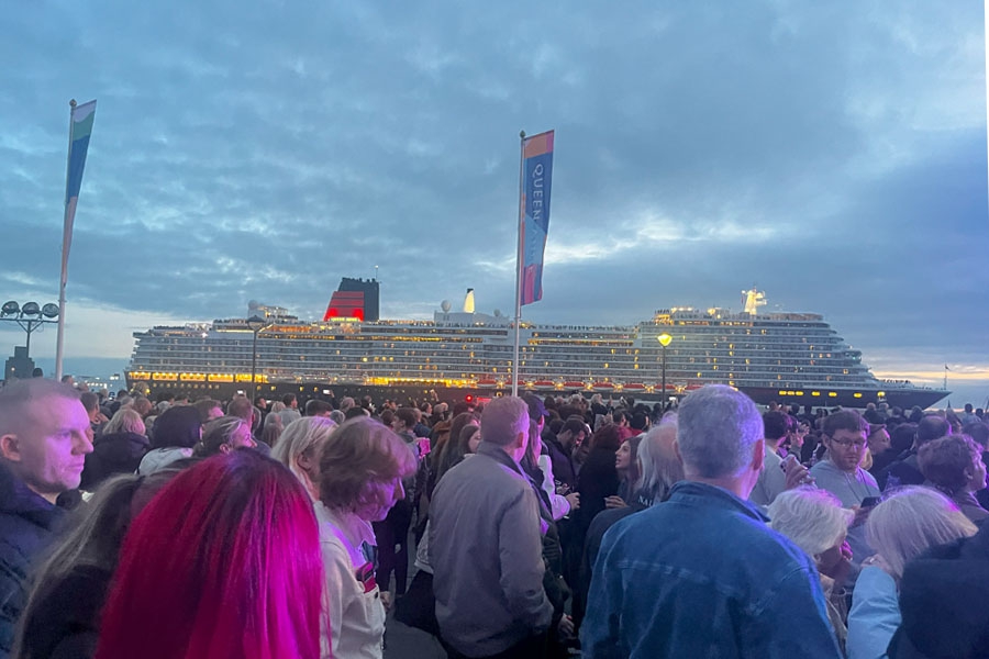 queen-anne-docked-in-liverpool-at-night