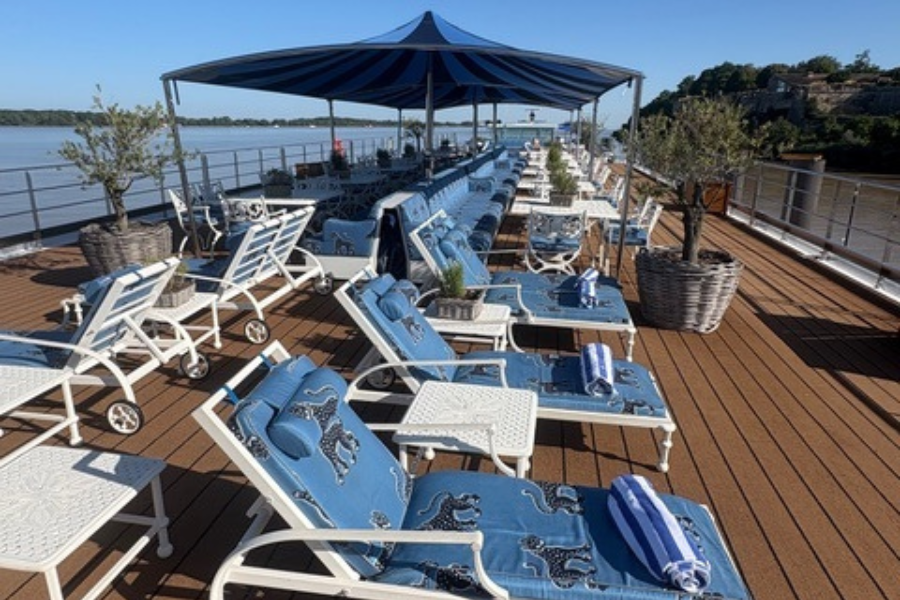 ss-bon-voyage-deck