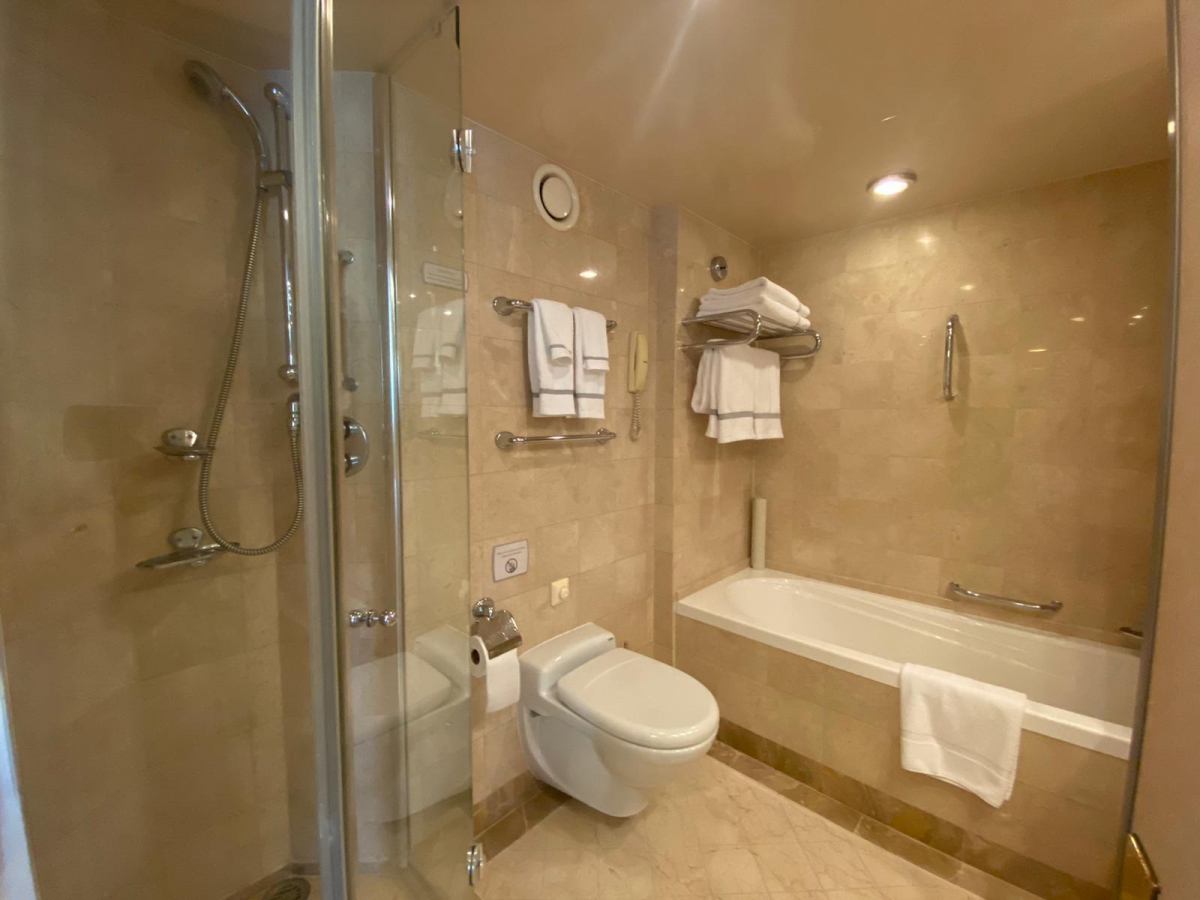 Suite bathroom